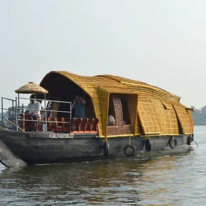 Botel Thara's Houseboat 